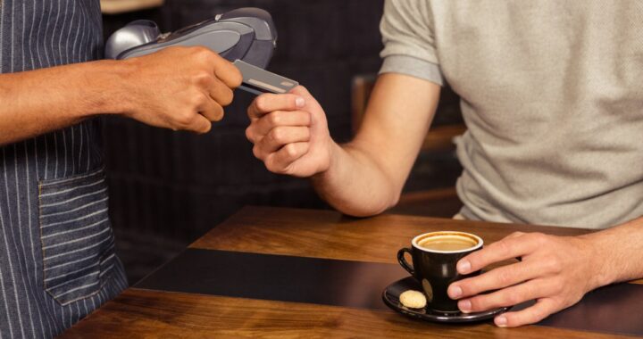 3 lugares donde jamás debes usar tu tarjeta de débito