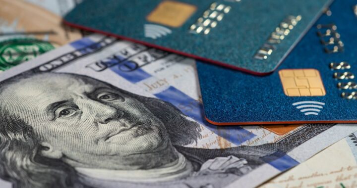 5 lugares donde nunca debes pagar con tarjeta de débito y es mejor usar efectivo o crédito