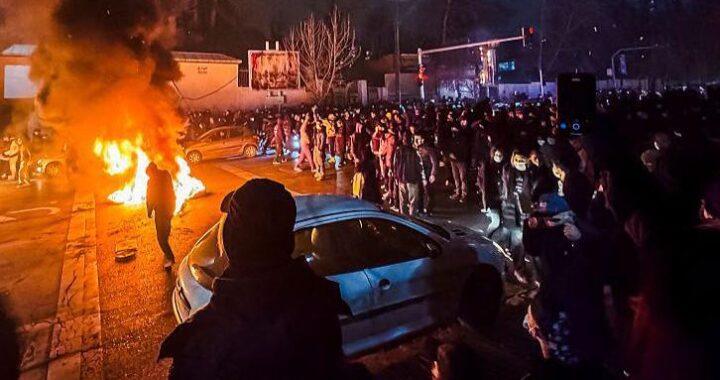 “Enemigos de Dios”: las protestas en Irán desafían las fuerzas de seguridad a pesar de reportes de cientos de muertos
