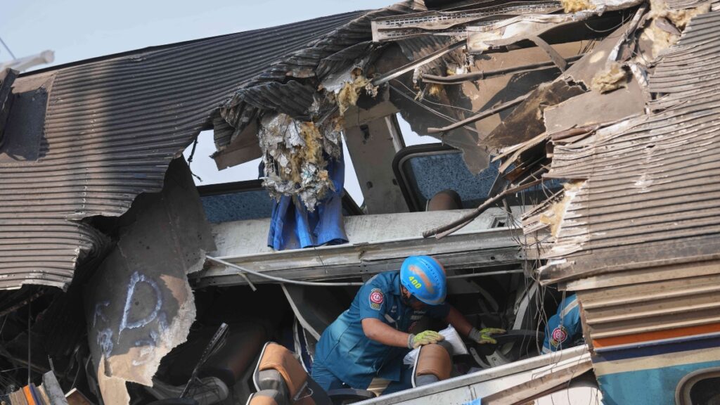Al menos 32 muertos por la caída de una enorme grúa sobre tren de pasajeros en Tailandia