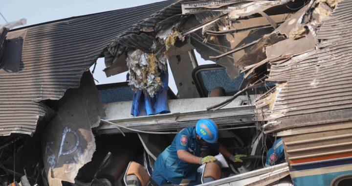 Al menos 32 muertos por la caída de una enorme grúa sobre tren de pasajeros en Tailandia