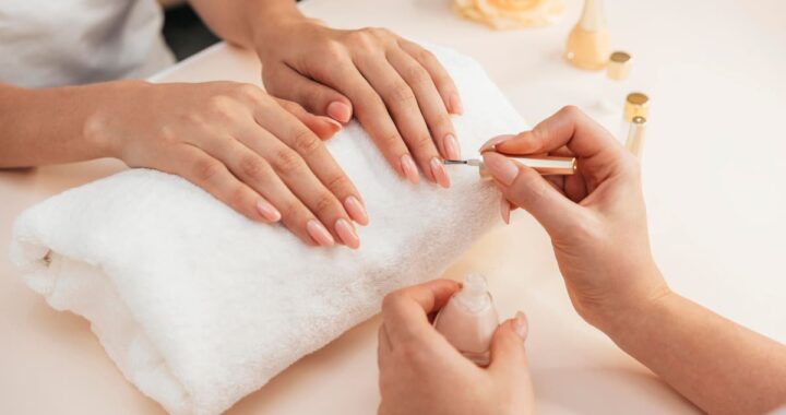 Cinco colores de uñas que rejuvenecen las manos