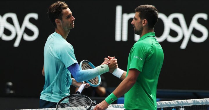 El ejemplar gesto de fair play de Novak Djokovic durante su impensada victoria en el Australian Open: “Él merecía ganar”