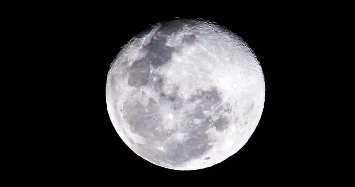 Llega la primera Luna llena de 2026 este 3 de enero, ¿por qué se llama Luna del lobo o Luna de hielo?