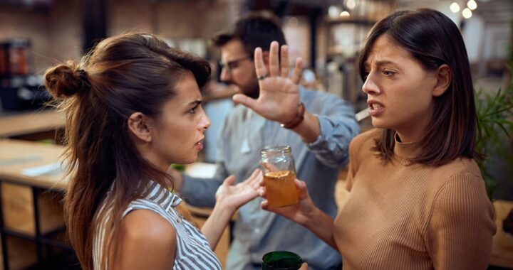 Qué significa que una persona siempre interrumpa las conversaciones, según la psicología