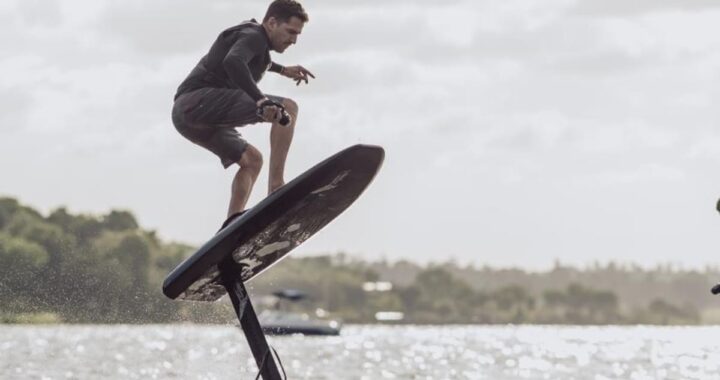 “Se abre otra dimensión en el río”: cómo es el deporte que permite navegar sin depender de olas ni viento ni lancha