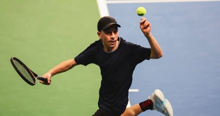 El joven prodigio del tenis de madre argentina que se volvió viral por jugar sin revés