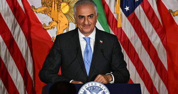 Quién es Reza Pahlavi, el príncipe heredero del sha de Persia que desde su exilio en EE.UU. animó a los iraníes a salir a las calles a protestar