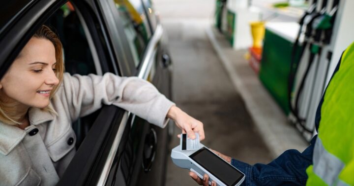 ¡Sácale jugo a la bomba! Los mejores trucos y tarjetas para ahorrar todavía más en gasolina este 2026