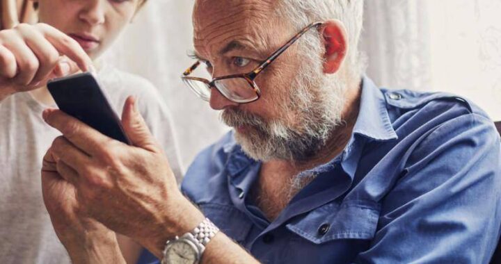 Mayores de 65 años: cómo cerrar la brecha digital en trámites, salud y banca
