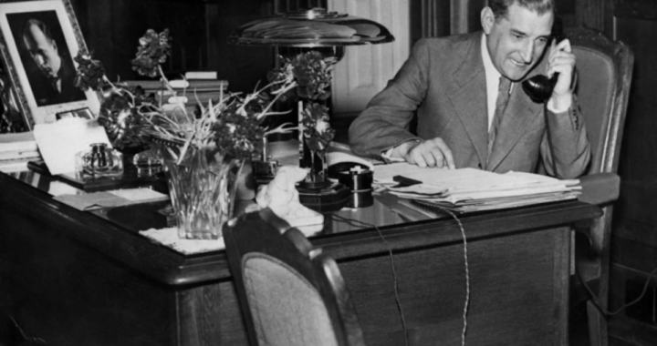El dictador que ya no gobernaba y la canción que inició una inusual revolución: “Vimos una multitud en las calles”