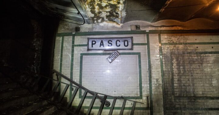 La historia detrás de la estación fantasma del subte porteño que solo puede verse desde los vagones de la línea A