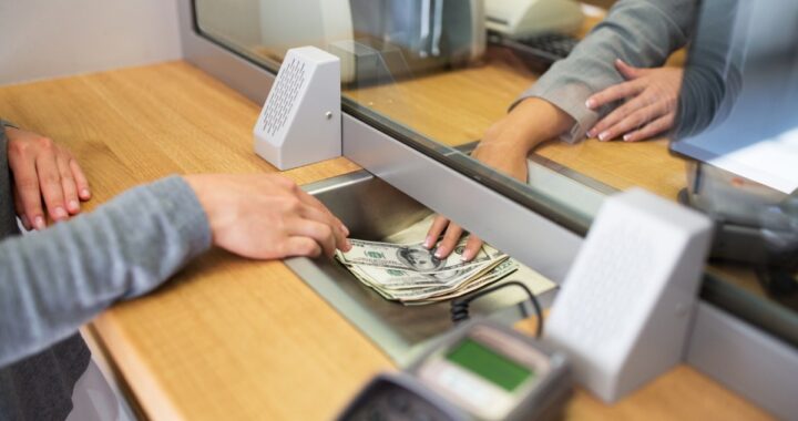 Por qué el gobierno se entera si sacas $10,000 de tu banco