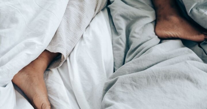 Qué significa si dormís con las medias puestas