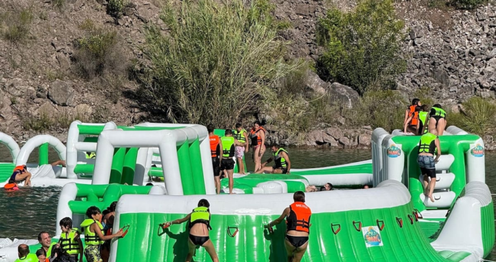 ¿Qué hacer en Córdoba con chicos?: un parque acuático con 30 toboganes, un inflable flotante de 2000 m² y un laberinto gigante