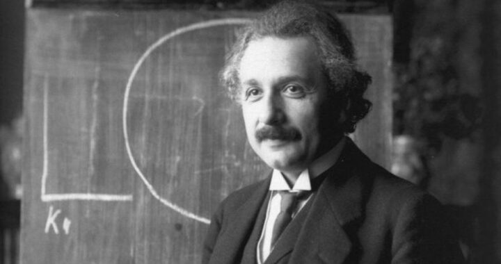 Einstein: el cosmos y la necedad humana, dos infinitos que desafían al hombre