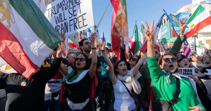 Grupos de iraníes festejaron la muerte del ayatolá Ali Jameneí en las calles de Washington