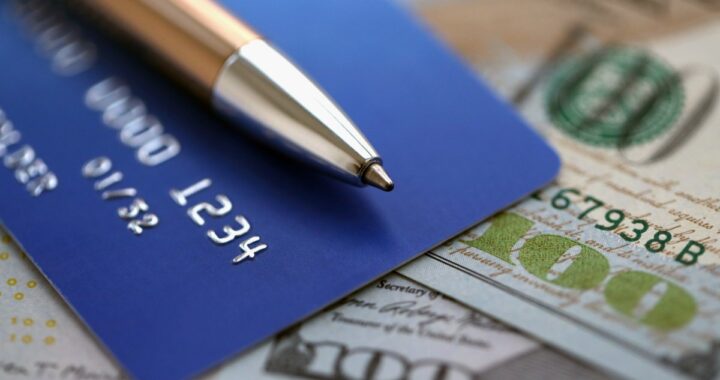 Estadounidenses baten récord: 111 millones no cancelan deudas de tarjetas