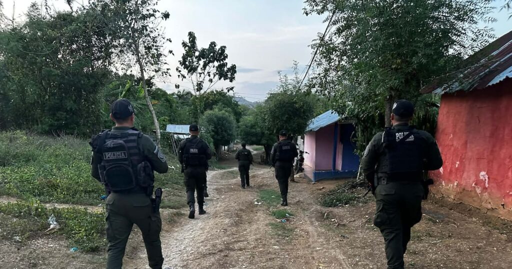 Imagen de una casa con un sicario en el exterior