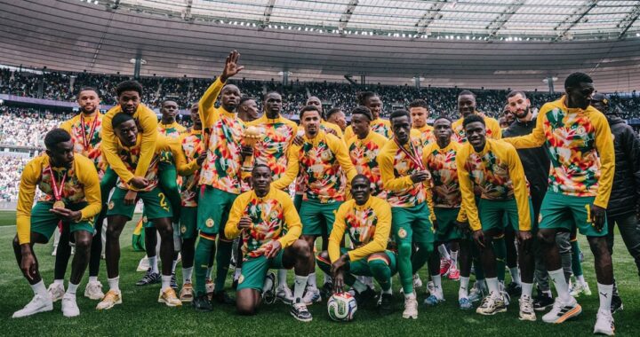 Escándalo en África: Senegal exhibió el trofeo como campeón continental luego de que la confederación se lo quitara y adjudicara a Marruecos