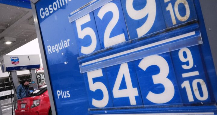 Gasolina en EE.UU. toca máximo desde octubre 2023 por petróleo y tensiones