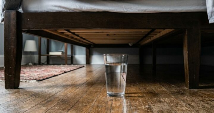 Por qué cada vez más personas colocan un vaso con vinagre debajo de la cama