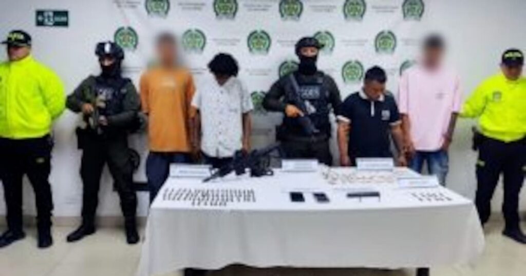 Mandan a la cárcel a 2 hombres tras hallazgo de armas ilegales en un inmueble