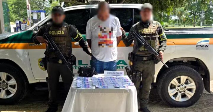 Motociclista ocultó 53 billetes de 50 mil falsos y fue atrapado en control