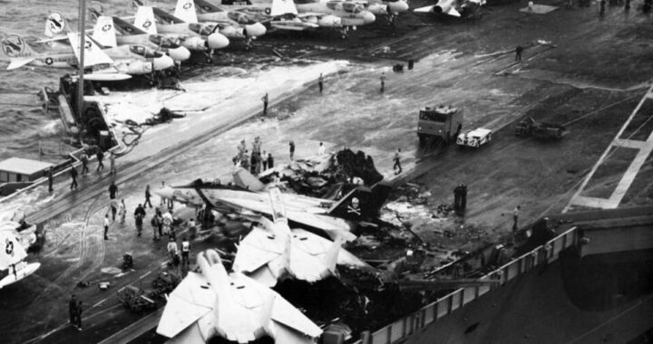 14 muertos. El accidente en el portaaviones USS Nimitz, que hoy navega en el Mar Argentino, que cambió las reglas de la Marina norteamericana