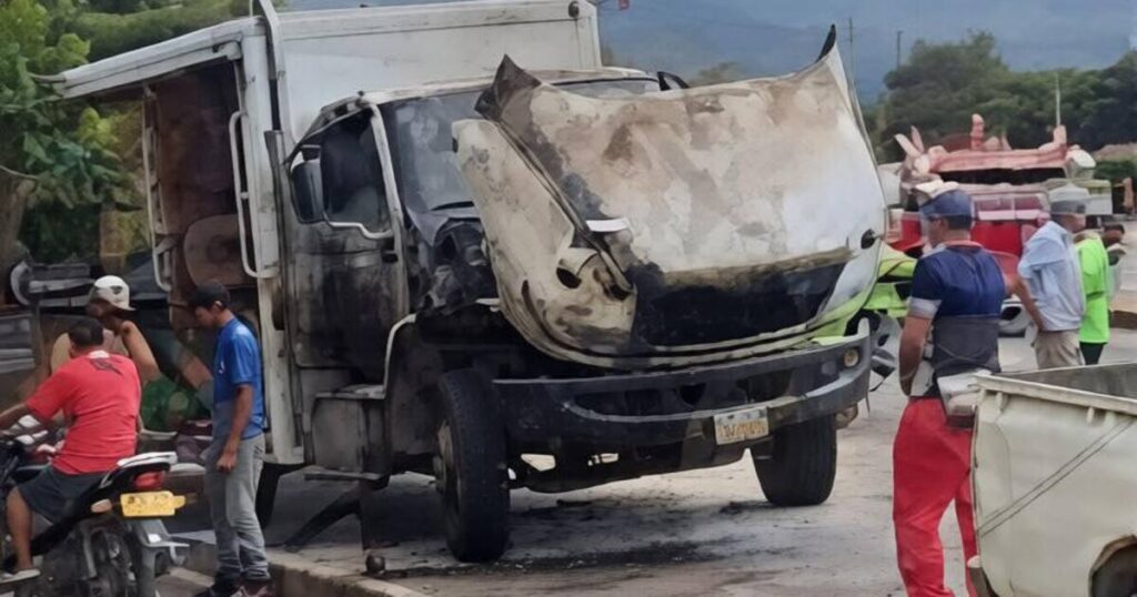 ¡Malvados! Sujetos en moto incineraron camión cargado con cervezas en plena vía