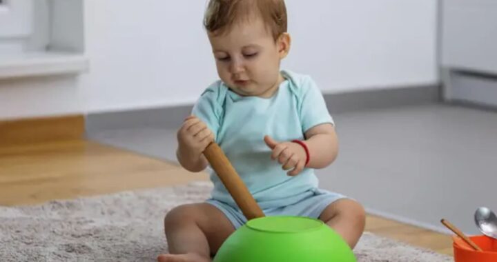 Cómo lograr que un bebé se entretenga solo sin necesidad de recurrir a las pantallas