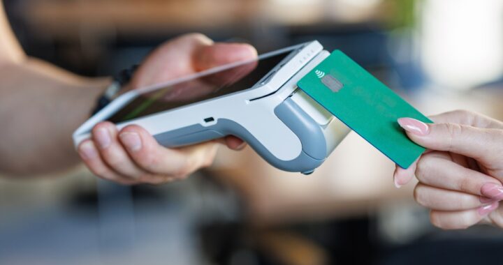 Por qué nunca debes hacer una compra grande usando tu tarjeta de débito
