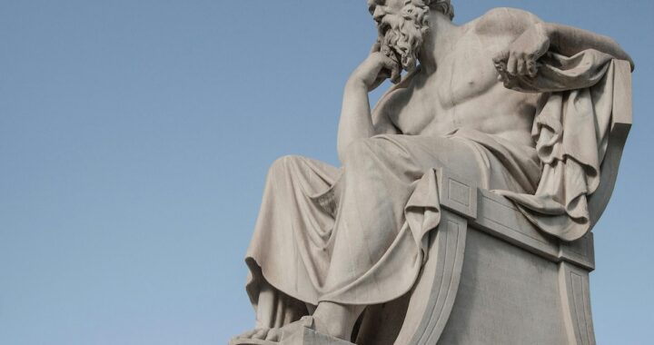 Sócrates: “El amigo debe ser como el dinero; antes de necesitarlo, es necesario saber su valor”