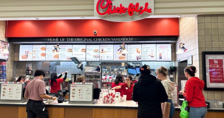 Trabajador de Chick-fil-A encuentra sobre con $10,000 y rechaza $500 de recompensa