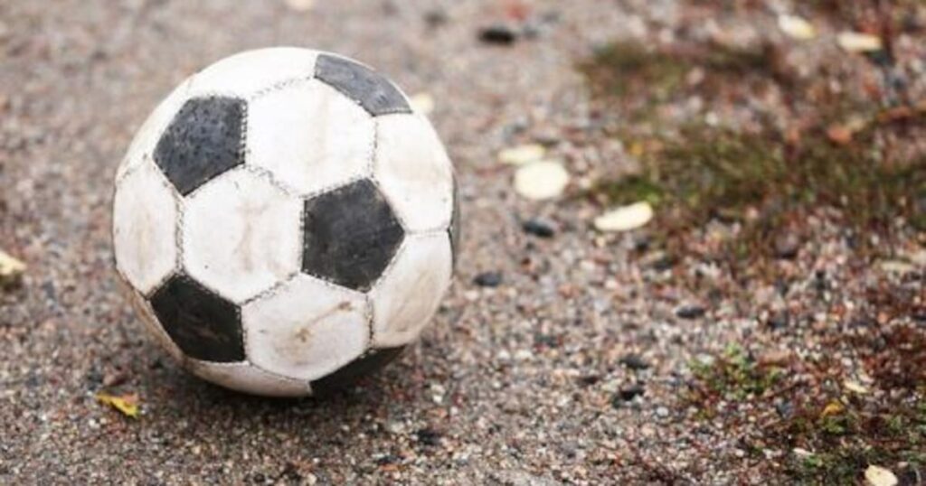 Balonazo hizo caer a Richard Liendo de su bicimoto y no resistió
