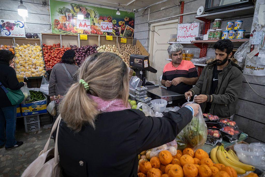 Cómo el suministro de alimentos a Irán se ve afectado por el cierre del estrecho de Ormuz