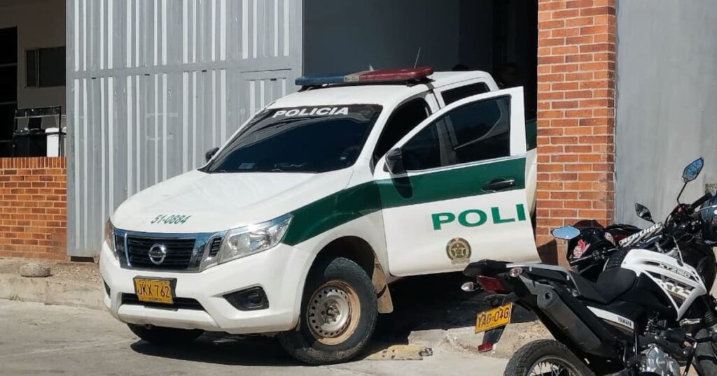 Imagen de un accidente de tránsito en una carretera con vehículos de emergencia en el lugar