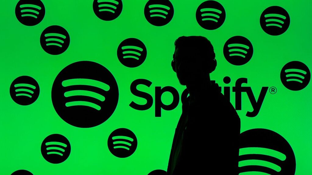 Imagen de una persona escuchando un podcast en un dispositivo con una insignia de 'Verificado por Spotify'