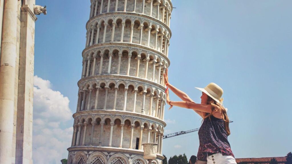 Imagen de la Torre de Pisa inclinada hacia un lado, con una vista impresionante de la ciudad italiana.