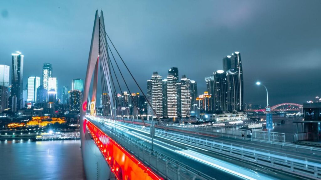 Imagen de la ciudad de Chongqing con su horizonte iluminado y su río Yangtsé