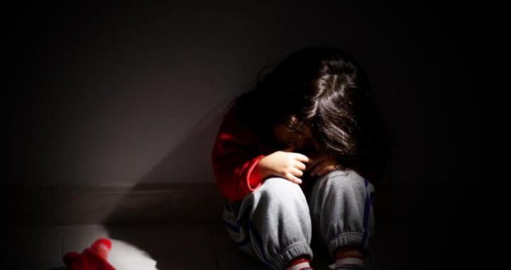 A prisión tres señalados por explotación sexual de una niña; una de ellas es su madre