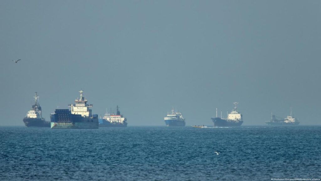 Imagen de un buque petrolero en el estrecho de Ormuz, una vía marítima estratégica