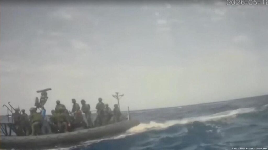 Imagen de activistas en la cubierta de un barco de la Flotilla Global Sumud