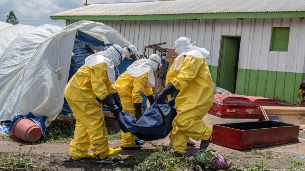 Imagen de un hospital en el Congo con médicos trabajando en un área de aislamiento de ébola