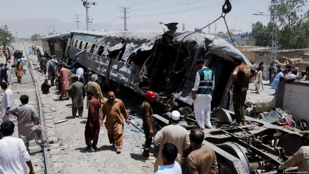 Más de 20 personas mueren en ataque con bomba contra tren en Pakistán