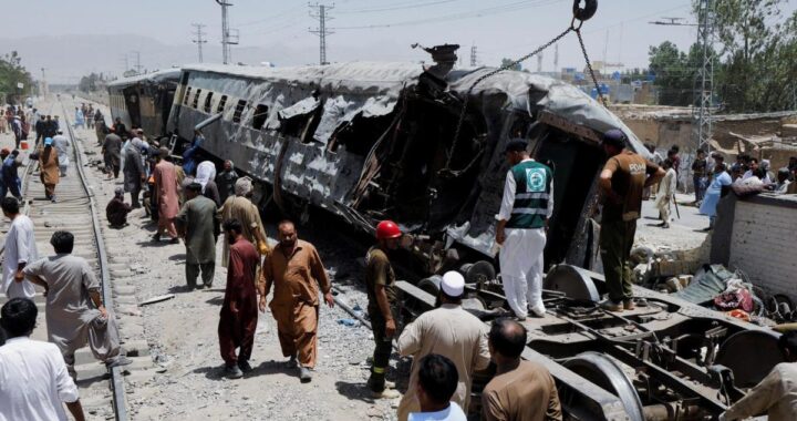 Más de 20 personas mueren en ataque con bomba contra tren en Pakistán