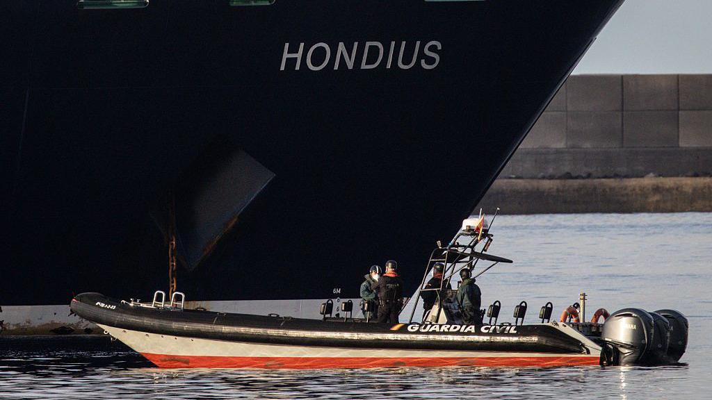 Imagen de un crucero en el mar con una isla al fondo, 'MV Hondius en aguas de Tenerife'