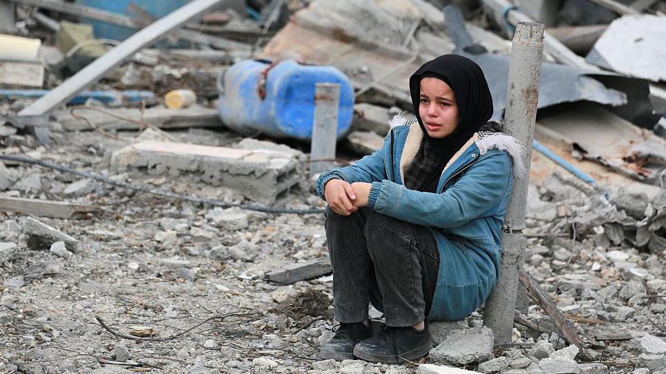 Imagen de un niño de Gaza con una expresión triste y silenciosa