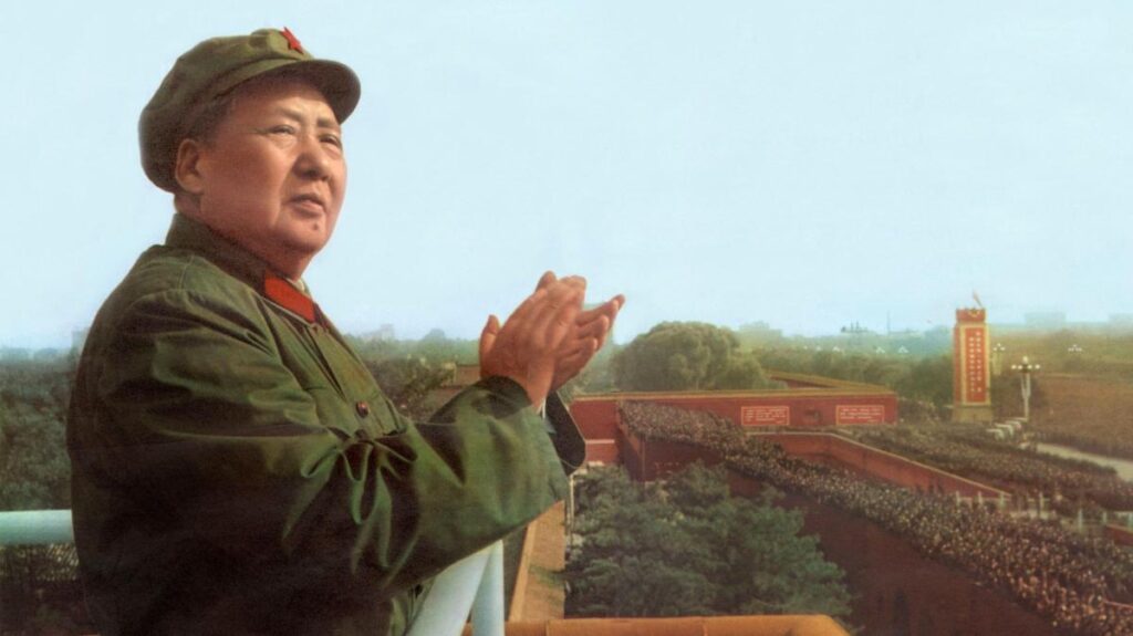 Imagen de la Guardia Roja en la plaza de Tiananmén levantando el «Libro Rojo» de Mao Zedong