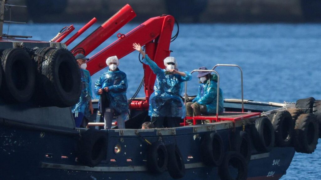 Pasajeros del crucero MV Hondius siendo evacuados con mascarillas médicas blancas